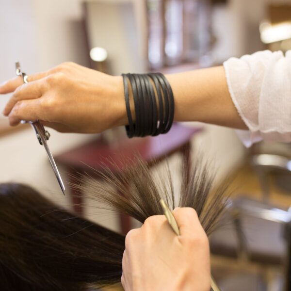 Präziser Haarschnitt mit Schere – Friseur Haardesign Pecoraro in Bürs